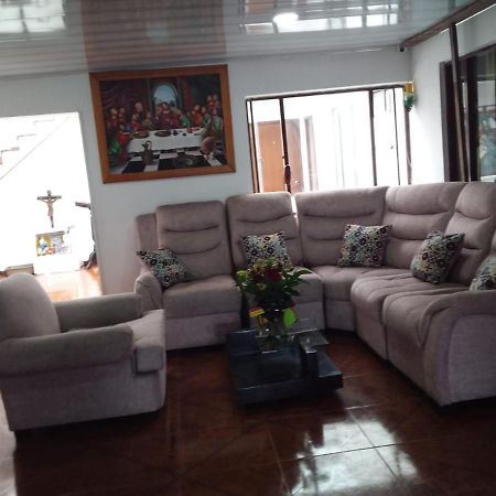Habitación con baño privado cerca al aeropuerto Bogotá Exterior foto
